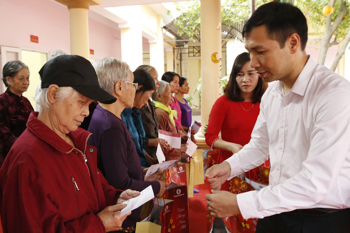 Ông Nguyễn Tiến Lâm - phó Bí thư thị Ủy, Chủ tịch Ủy ban nhân dân thị xã Phú Thọ, đang trao quà cho các hộ nghèo. Ảnh: Tùng Dương.