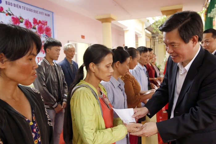 Tiến sĩ Trịnh Thế Truyền - Giám đốc Sở Giáo dục và Đào tạo tỉnh Phú Thọ, đang trao quà cho các hộ nghèo. Ảnh: Tùng Dương.