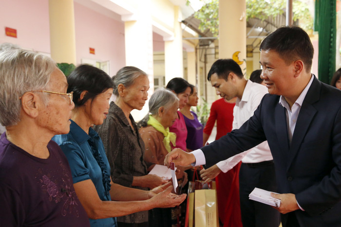 Nhà báo Nguyễn Tiến Bình - Tổng biên tập Báo điện tử Giáo dục Việt Nam, trao quà Tết đến tận tay các hộ nghèo. Ảnh: Tùng Dương.