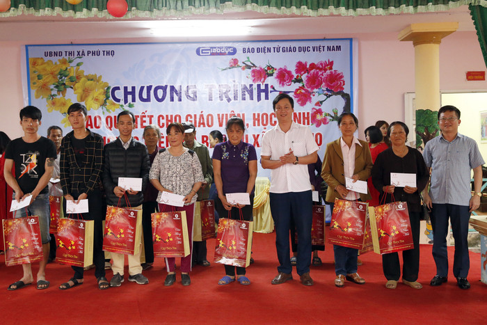 Ông Nguyễn Xuân Lâm - Chủ tịch Ủy ban nhân dân phường Hùng Vương, thị xã Phú Thọ và Ông Nguyễn Thanh Tùng - Trưởng phòng Lao động - Thương binh và Xã hội thị xã Phú Thọ, đang trao quà cho các hộ nghèo. Ảnh: Tùng Dương.