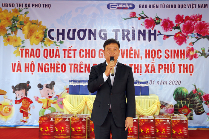 Nhà báo Nguyễn Tiến Bình - Tổng biên tập Báo điện tử Giáo dục Việt Nam, đã gửi lời thăm hỏi động viên đến các hộ nghèo trên địa bàn thị xã Phú Thọ, tỉnh Phú Thọ. Ảnh: Tùng Dương.