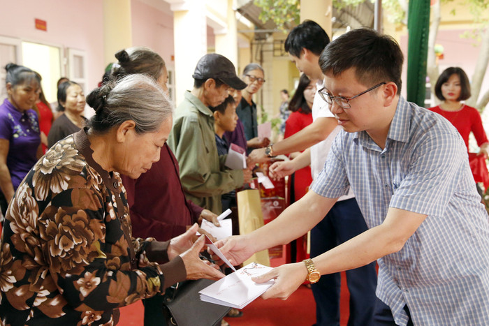 Ông Nguyễn Thanh Tùng - Trưởng phòng Lao động - Thương binh và Xã hội thị xã Phú Thọ, đang trao quà cho các hộ nghèo. Ảnh: Tùng Dương.