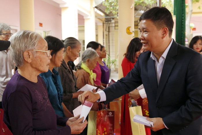 Nhà báo Nguyễn Tiến Bình - Tổng biên tập Báo điện tử Giáo dục Việt Nam, gửi quà và lời chúc sức khỏe đến các hộ nghèo trong thị xã Phú Thọ. Ảnh: Tùng Dương.