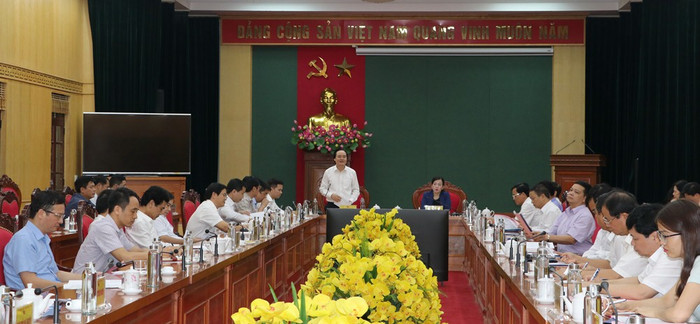 Bộ trưởng Phùng Xuân Nhạ lưu ý, Đại học Thái Nguyên cần căn cứ vào nhu cầu nguồn nhân lực của tỉnh Thái Nguyên và rộng hơn là cả khu vực để quy hoạch lại ngành nghề đào tạo. Đồng thời, căn cứ vào năng lực của các trường để thành lập các nhóm nghiên cứu, dần hình thành nhóm nghiên cứu mạnh. Ảnh: ĐHTN.