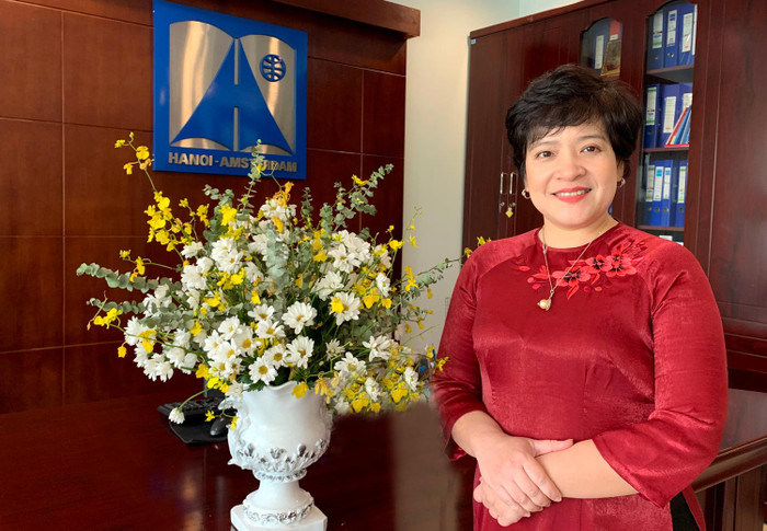 Theo cô Dương: "Khi cả hai hệ thống trường chuyên cùng tồn tại phát triển song song thì lợi ích mà nó mang lại rất lớn, thuận lợi hơn cho việc thúc đẩy sự phát triển của giáo dục". Ảnh: Tùng Dương. Theo cô Dương: "Khi cả hai hệ thống trường chuyên cùng tồn tại phát triển song song thì lợi ích mà nó mang lại rất lớn, thuận lợi hơn cho việc thúc đẩy sự phát triển của giáo dục". Ảnh: Tùng Dương.