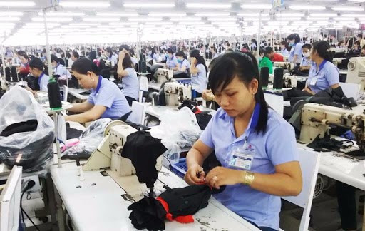 Hiện nay, BHYT ngày càng khẳng định là một phương thức tài chính, là một phương tiện phù hợp để thực hiện mục tiêu bao phủ chăm sóc sức khỏe toàn dân. Ảnh minh họa: Tùng Dương. Hiện nay, BHYT ngày càng khẳng định là một phương thức tài chính, là một phương tiện phù hợp để thực hiện mục tiêu bao phủ chăm sóc sức khỏe toàn dân. Ảnh minh họa: Tùng Dương.