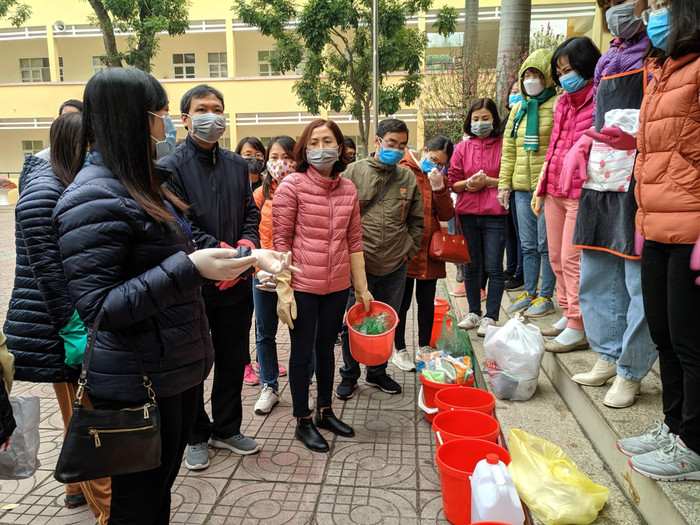 Các cán bộ giáo viên nhà trường đều đã được tập huấn trước buổi tổng vệ sinh. Ảnh: Yên Hòa. Các cán bộ giáo viên nhà trường đều đã được tập huấn trước buổi tổng vệ sinh. Ảnh: Yên Hòa.