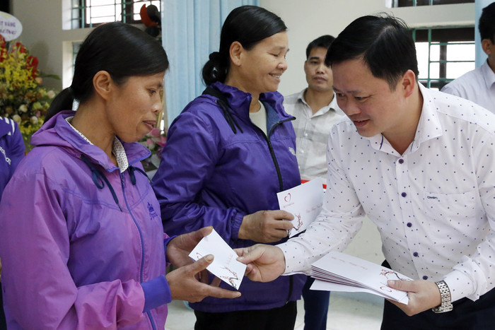 Ông Nguyễn Anh Hùng - Phó chủ tịch Ủy ban nhân dân huyện Đoan Hùng đang trao quà Tết cho người dân xã Phú Lâm. Ảnh: Tùng Dương.