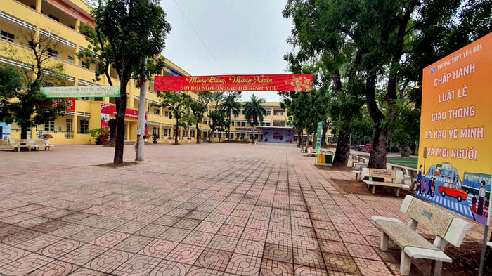 Trường Trung học phổ thông Yên Hòa (Hà Nội) vắng lặng trong đợt học sinh nghỉ phòng chống dịch. Ảnh: TD. Trường Trung học phổ thông Yên Hòa (Hà Nội) vắng lặng trong đợt học sinh nghỉ phòng chống dịch. Ảnh: TD.