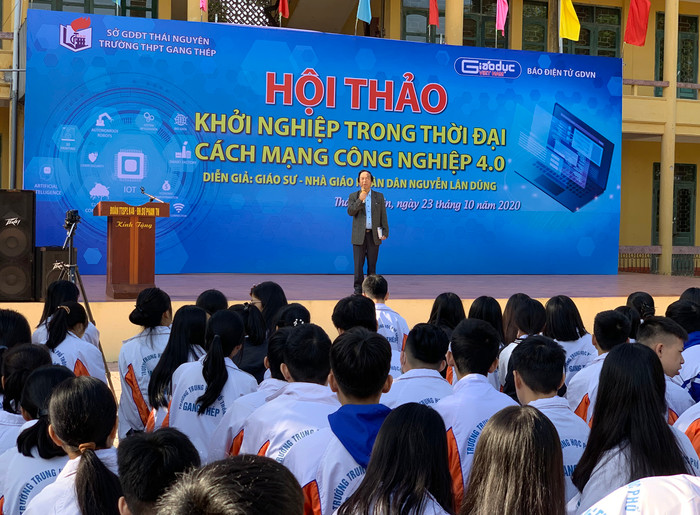 Nhà giáo nhân dân - Giáo sư Nguyễn Lân Dũng nhận được sự chào đón nhiệt liệt từ các thầy cô giáo và hơn 1.400 học sinh Trường Trung học phổ thông Gang Thép. Ảnh: Tùng Dương.