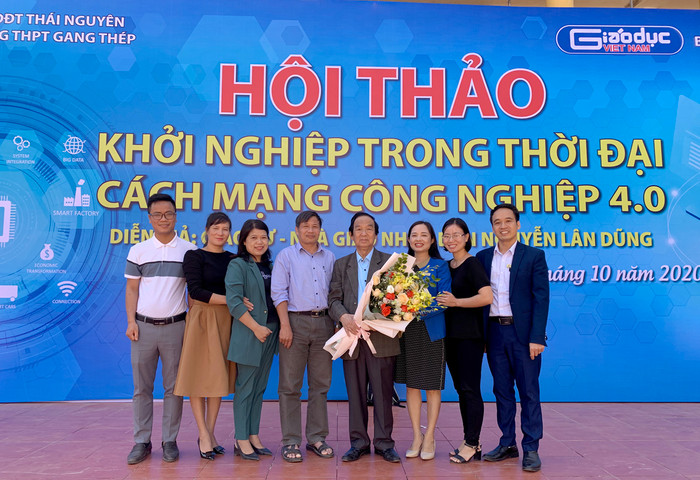 Nhà giáo nhân dân - Giáo sư Nguyễn Lân Dũng chụp ảnh lưu niệm với Ban giám hiệu Trường Trung học phổ thông Gang Thép tại buổi Hội thảo. Ảnh: Tùng Dương.