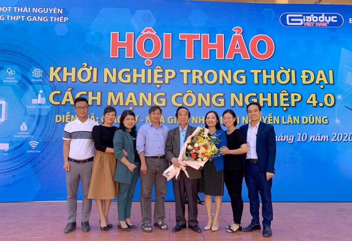 Nhà giáo nhân dân - Giáo sư Nguyễn Lân Dũng chụp ảnh lưu niệm với Ban giám hiệu Trường Trung học phổ thông Gang Thép tại buổi Hội thảo. Ảnh: Tùng Dương.