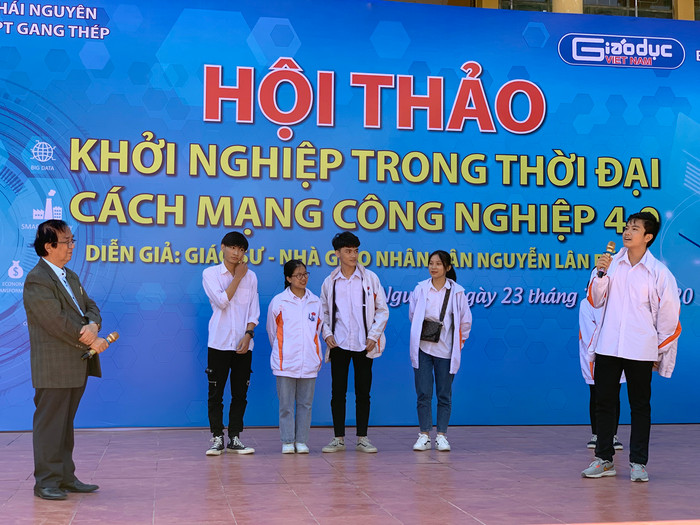 Nhà giáo nhân dân - Giáo sư Nguyễn Lân Dũng đang giao lưu với các em học sinh Trường Trung học phổ thông Gang Thép. Ảnh: Tùng Dương.