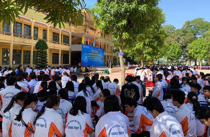 Qua buổi nói chuyện, lắng nghe và chia sẻ của Giáo sư đã truyền lửa, truyền cảm hứng rất mạnh cho các thầy cô, học sinh Trường Trung học phổ thông Gang Thép. Ảnh: Tùng Dương.