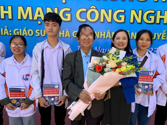 Nhà giáo nhân dân - Giáo sư Nguyễn Lân Dũng chụp ảnh lưu niệm với các em học sinh của Trường Trung học phổ thông Gang Thép tại buổi Hội thảo. Ảnh: Tùng Dương.
