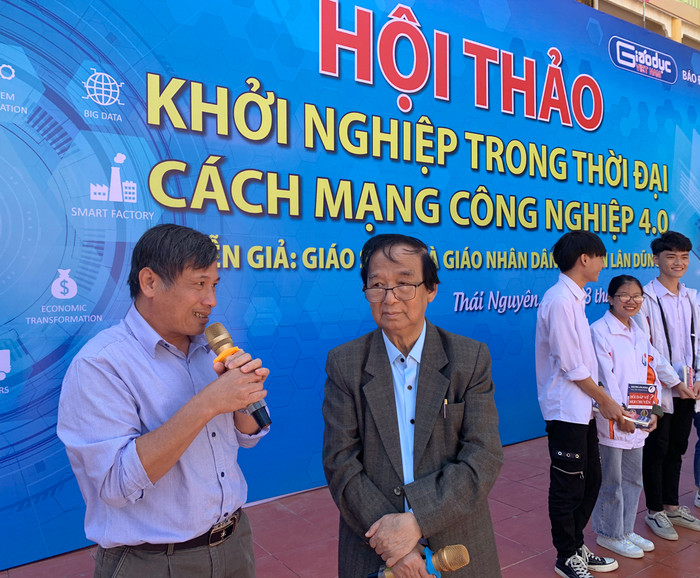 Thầy Vũ Hồng Thái (người bên trái ảnh)- Giáo viên dạy môn vật Lý của Trường Trung học phổ thông Gang Thép, đang giao lưu với Nhà giáo nhân dân - Giáo sư Nguyễn Lân Dũng tại buổi Hội thảo. Ảnh: Tùng Dương.