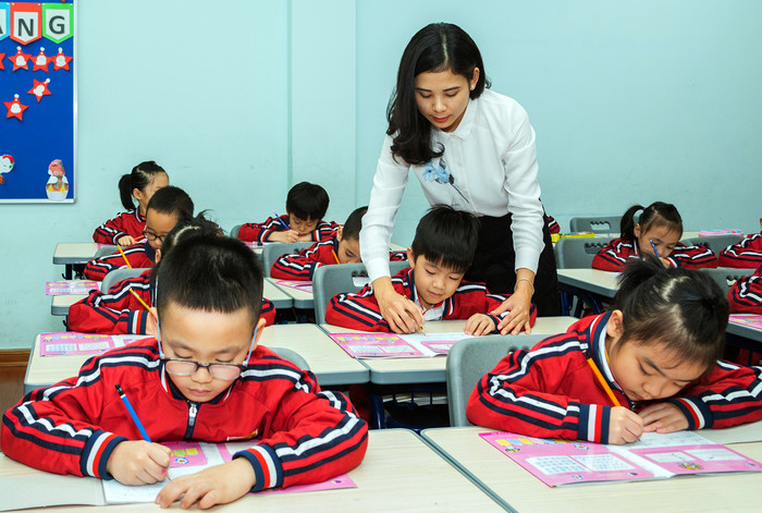 Cô giáo Phạm Thị Bích Ngọc trong giờ luyện tập viết của học sinh Trường tiểu học Nguyễn Bỉnh Khiêm (Cầu Giấy, Hà Nội). Ảnh: Nhân vật cung cấp. Cô giáo Phạm Thị Bích Ngọc trong giờ luyện tập viết của học sinh Trường tiểu học Nguyễn Bỉnh Khiêm (Cầu Giấy, Hà Nội). Ảnh: Nhân vật cung cấp.