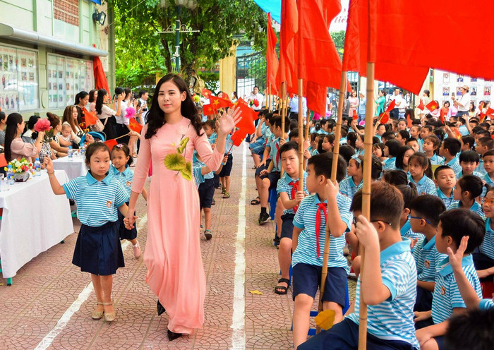 Cô giáo Phạm Thị Bích Ngọc và các em học sinh Trường tiểu học Nguyễn Bỉnh Khiêm (Cầu Giấy, Hà Nội) trong ngày khai giảng năm học mới. Ảnh: Nhân vật cung cấp. Cô giáo Phạm Thị Bích Ngọc và các em học sinh Trường tiểu học Nguyễn Bỉnh Khiêm (Cầu Giấy, Hà Nội) trong ngày khai giảng năm học mới. Ảnh: Nhân vật cung cấp.