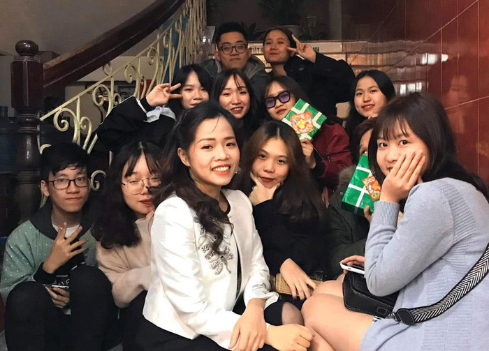 Cô giáo Thúy với các em học sinh Trường Trung học phổ thông Đông Đô, quận Tây Hồ, Hà Nội. Ảnh: Nhân vật cung cấp.