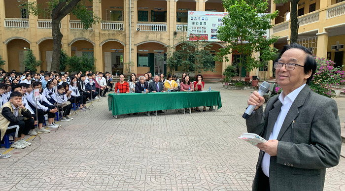 Giáo sư Nguyễn Lân Dũng đã đưa ra 31 lời khuyên sâu sắc và bổ ích cho học sinh và đã truyền cảm hứng, lan tỏa cho học sinh cả trường bằng những câu hô vang ủng hộ. Ảnh: Tùng Dương.