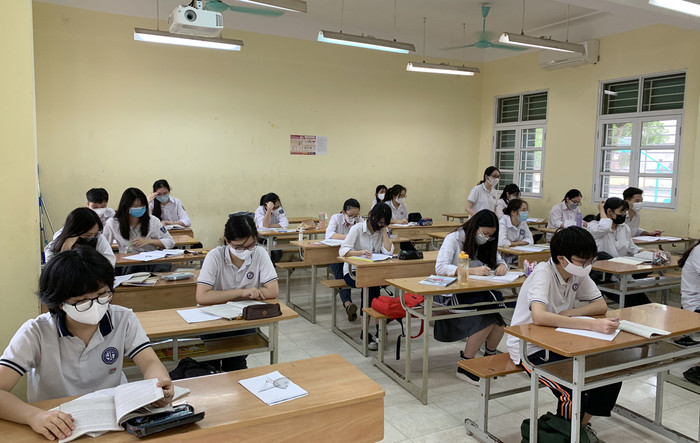 Trường Trung học phổ thông Yên Hòa đã chọn giải pháp chia đôi lớp học, đảm bảo không quá 20 học sinh trong 1 lớp. Ảnh: Tùng Dương. Trường Trung học phổ thông Yên Hòa đã chọn giải pháp chia đôi lớp học, đảm bảo không quá 20 học sinh trong 1 lớp. Ảnh: Tùng Dương.