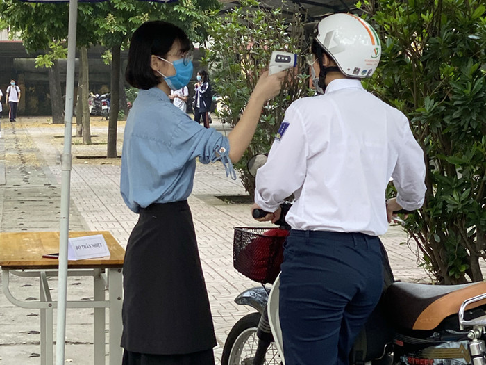 Học sinh Trường Trung học phổ thông Yên Hòa đều được đo thân nhiệt, sát khuẩn trước khi vào trường. Ảnh: Thanh Phương 11 d4. Học sinh Trường Trung học phổ thông Yên Hòa đều được đo thân nhiệt, sát khuẩn trước khi vào trường. Ảnh: Thanh Phương 11 d4.