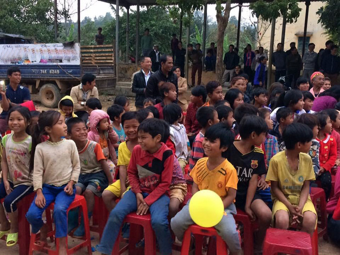 Các buổi nói chuyện tại thôn bản không thể thiếu được các tiết mục văn nghệ, trò chơi.Ảnh: Thầy Công cung cấp.
