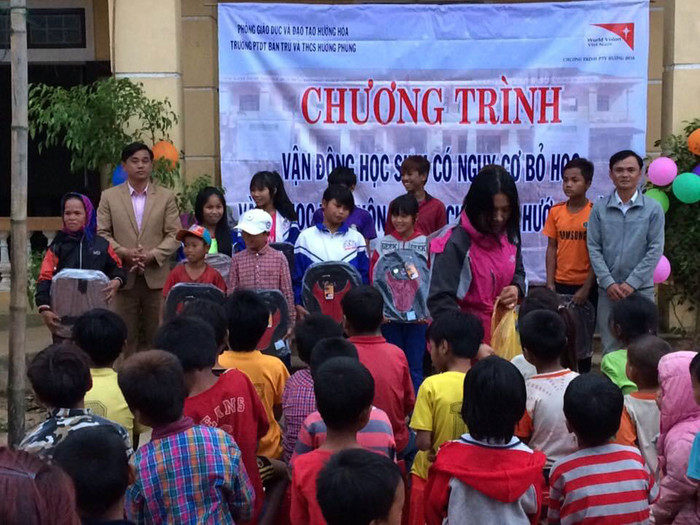 Ban giám hiệu nhà trường đã đưa ra nhiều biện pháp, quyết tâm tổ chức nhiều buổi văn nghệ tại các thôn bản vùng sâu rồi lồng ghép tuyên truyền để người dân hiểu được tác hại của tảo hôn cũng như việc hôn nhân cận huyết thống.Ảnh: Thầy Công cung cấp.