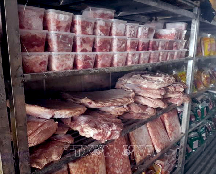 Hơn 19 tấn sản phẩm động vật đông lạnh quá hạn sử dụng, bị ôi thiu, biến đổi màu sắc... bị lực lượng chức năng phát hiện Ảnh:TTXVN. Hơn 19 tấn sản phẩm động vật đông lạnh quá hạn sử dụng, bị ôi thiu, biến đổi màu sắc... bị lực lượng chức năng phát hiện Ảnh:TTXVN.