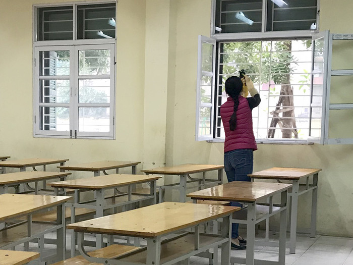 Tất cả các công tác khử khuẩn đều được ban giám hiệu kiểm soát chặt chẽ. Ảnh: Yên Hòa. Tất cả các công tác khử khuẩn đều được ban giám hiệu kiểm soát chặt chẽ. Ảnh: Yên Hòa.