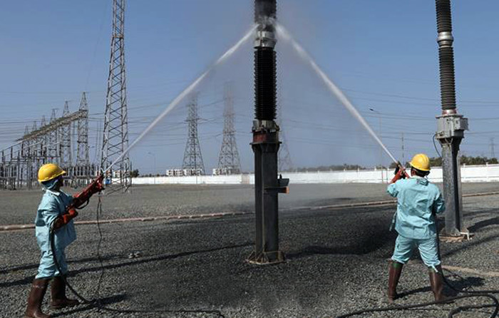 Rửa sứ Hotline (không cắt điện) do Tổng Công ty Truyền tải điện Quốc gia thực hiện là một trong những giải pháp giảm tổn thất điện năng. ảnh: evnnpt. Rửa sứ Hotline (không cắt điện) do Tổng Công ty Truyền tải điện Quốc gia thực hiện là một trong những giải pháp giảm tổn thất điện năng. ảnh: evnnpt.