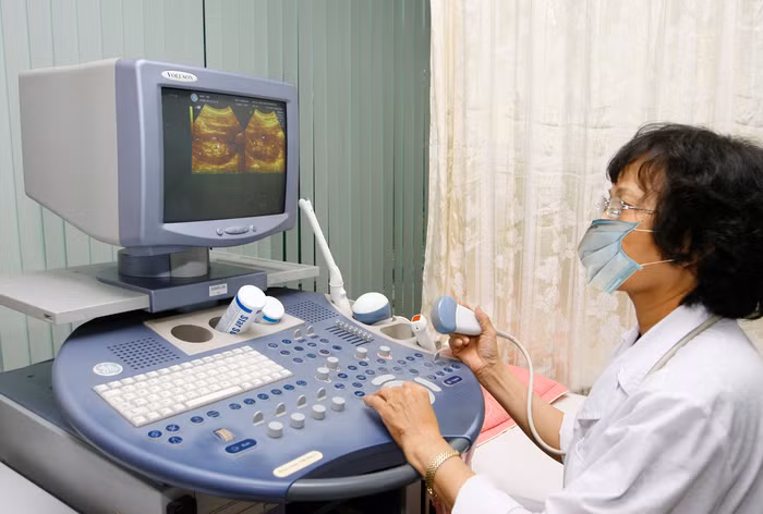 Đảm bảo đến năm 2020: ít nhất 90% số trạm y tế xã có đủ điều kiện khám, chữa bệnh bảo hiểm y tế, thực hiện được tối thiểu 80% danh mục dịch vụ kỹ thuật của tuyến xã. Ảnh minh họa: Tùng Dương. Đảm bảo đến năm 2020: ít nhất 90% số trạm y tế xã có đủ điều kiện khám, chữa bệnh bảo hiểm y tế, thực hiện được tối thiểu 80% danh mục dịch vụ kỹ thuật của tuyến xã. Ảnh minh họa: Tùng Dương.