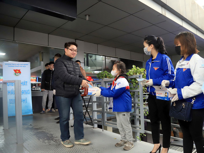 Số tiền mừng tuổi của Trinh được dùng để mua khẩu trang, nước rửa tay sát khuẩn và phát miến phí cho người dân. Ảnh: Thành Đoàn Hà Nội.