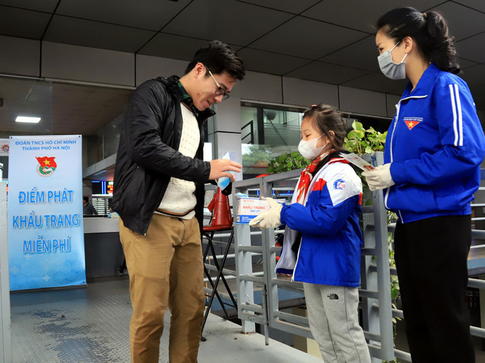 Bé Nguyễn Ngọc Trinh đang trao tặng khẩu trang cho các hành khách tại bến xe Nước Ngầm, Hà Nội vào sáng ngày 8/2/2020. Ảnh: Thành Đoàn Hà Nội.