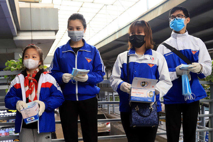 Bé Nguyễn Ngọc Trinh, học sinh lớp 4C1, Trường tiểu học Đoàn Thị Điểm và các đoàn viên thanh niên Hà Nội, tại bến xe Nước Ngầm, Hà Nội vào sáng ngày 8/2/2020. Ảnh: Thành Đoàn Hà Nội.