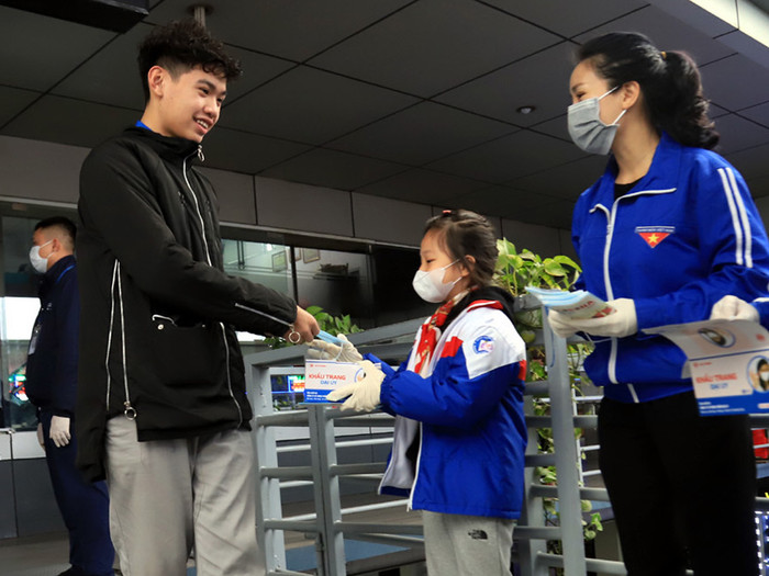 Bản thân bé có hoàn cảnh đặc biệt, nhưng vẫn nhiệt tình tham gia các phong trào của nhà trường. Ảnh: Thành Đoàn Hà Nội.