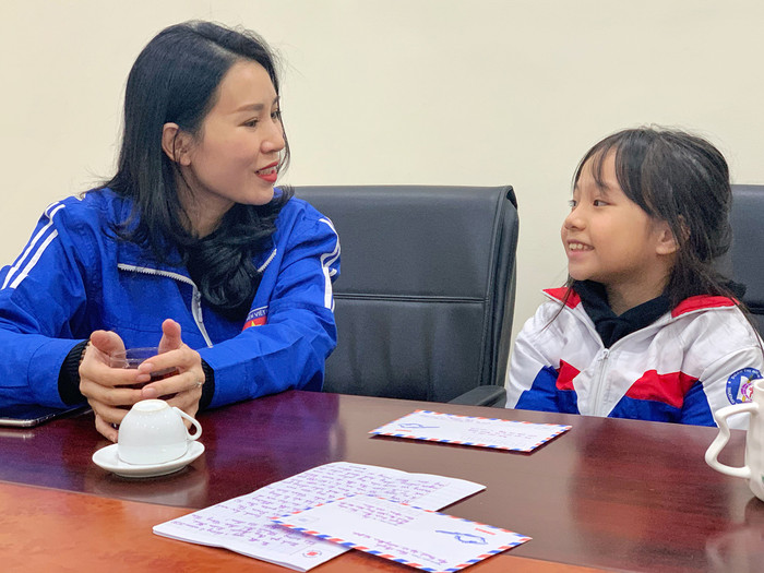 Chị Bùi Lan Phương, Trưởng ban Công tác thiếu nhi Thành Đoàn, Phó chủ tịch thường trực Hội đồng Đội thành phố đã đón nhận số tiền 3,18 triệu đồng mà bé Nguyễn Ngọc Trinh, học sinh lớp 4C1, Trường tiểu học Đoàn Thị Điểm, gửi tặng. Ảnh: Thành Đoàn Hà Nội.