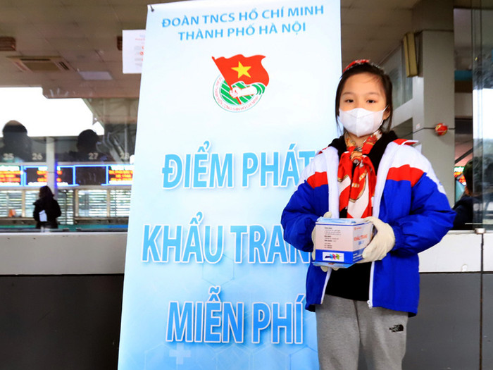 Bé Nguyễn Ngọc Trinh, học sinh lớp 4C1, Trường tiểu học Đoàn Thị Điểm tại bến xe Nước Ngầm, Hà Nội vào sáng ngày 8/2/2020. Ảnh: Thành Đoàn Hà Nội.