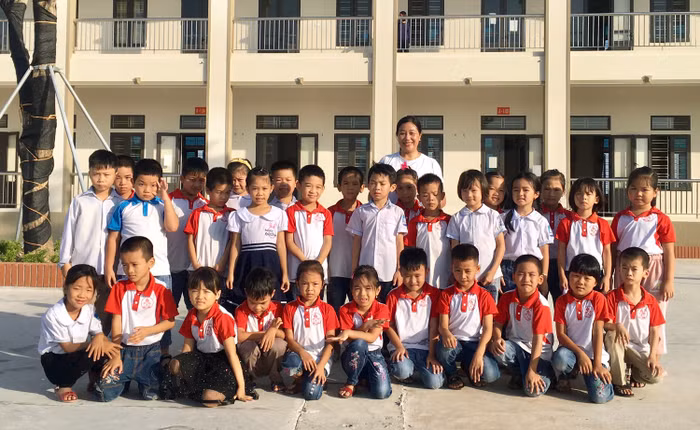 Cô Lê Thị Nếp và các em học sinh lớp 1C Trường Tiểu học và Trung học cơ sở Bắc Sơn, huyện Hưng Hà, Thái Bình. Ảnh: Nhân vật cung cấp.