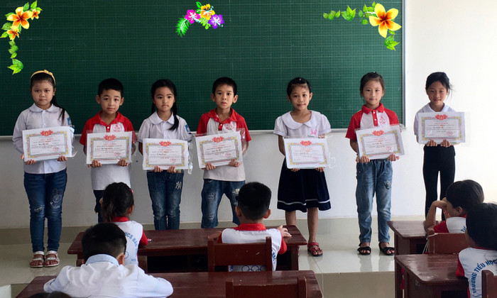 7 em học sinh lớp 1C Trường Tiểu học và Trung học cơ sở Bắc Sơn, huyện Hưng Hà, Thái Bình, được giấy khen vì hoàn thành xuất sắc các nhiệm vụ học tập và rèn luyện, trên sĩ số lớp 34 học sinh. Ảnh nhân vật cung cấp. 7 em học sinh lớp 1C Trường Tiểu học và Trung học cơ sở Bắc Sơn, huyện Hưng Hà, Thái Bình, được giấy khen vì hoàn thành xuất sắc các nhiệm vụ học tập và rèn luyện, trên sĩ số lớp 34 học sinh. Ảnh nhân vật cung cấp.