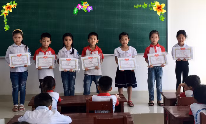 7 em học sinh lớp 1C Trường Tiểu học và Trung học cơ sở Bắc Sơn, huyện Hưng Hà, Thái Bình, được giấy khen vì hoàn thành xuất sắc các nhiệm vụ học tập và rèn luyện, trên sĩ số lớp 34 học sinh. Ảnh nhân vật cung cấp.