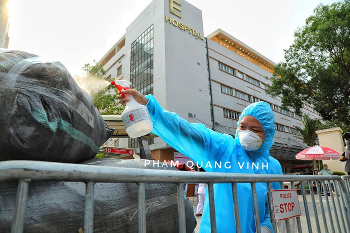 Phun khử khuẩn hàng hóa trước khi tiếp nhận. Ảnh: Phạm Quang Vinh. Phun khử khuẩn hàng hóa trước khi tiếp nhận. Ảnh: Phạm Quang Vinh.