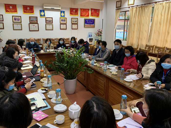 Sáng 3/2/2020 toàn bộ ban giám hiệu và giáo viên của nhà trường cũng đã họp tại trường để triển khai mọi công tác hỗ trợ học sinh học tập tại nhà. Ảnh: Tùng Dương.