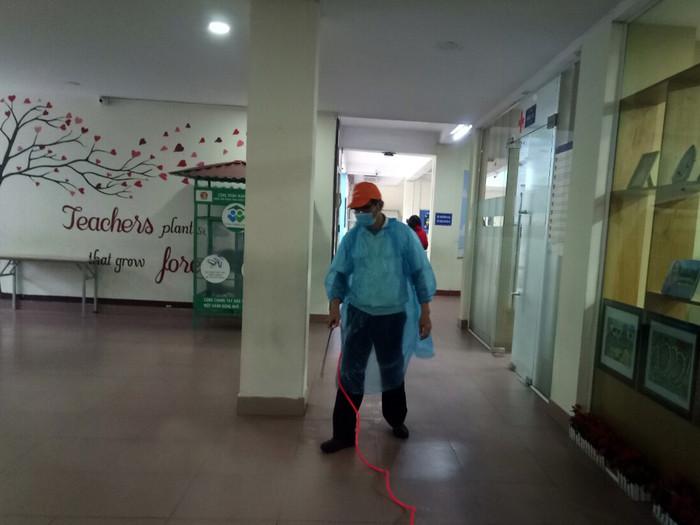 Khử trùng toàn bộ khuôn viên và các trang thiết bị trong nhà trường. Ảnh: TD.