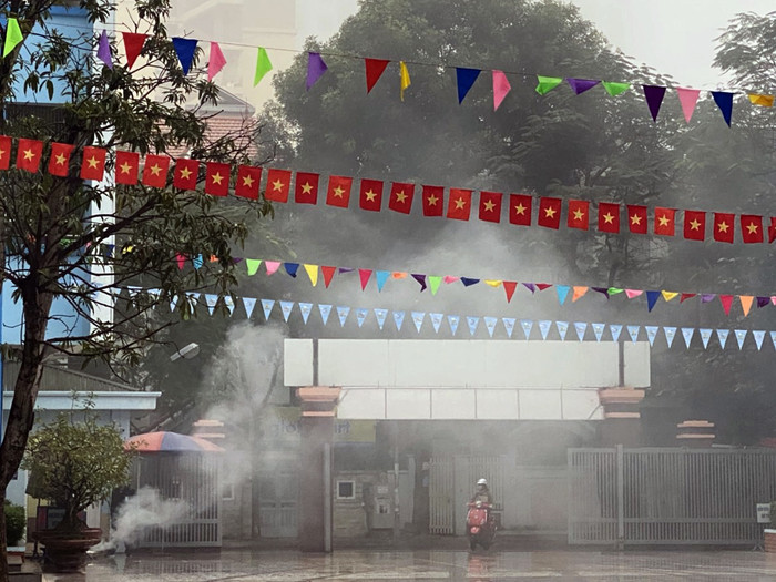 Xông khói bồ kết trong toàn trường vào buổi sớm và chiều tối. Ảnh: TD.