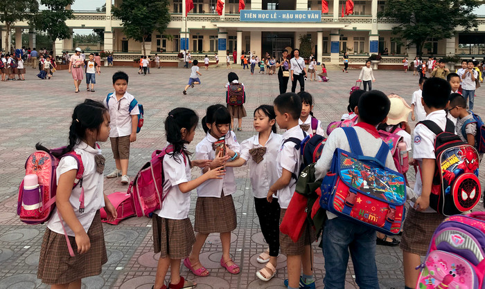 Việc thay đổi này cần phải có thời gian để các giáo viên làm quen và bắt kịp với phương pháp dạy mới phát triển năng lực học sinh thay vì phương pháp cũ. Sự thay đổi này không thể trong 1-2 tháng được. Ảnh minh họa: Tùng Dương. Việc thay đổi này cần phải có thời gian để các giáo viên làm quen và bắt kịp với phương pháp dạy mới phát triển năng lực học sinh thay vì phương pháp cũ. Sự thay đổi này không thể trong 1-2 tháng được. Ảnh minh họa: Tùng Dương.