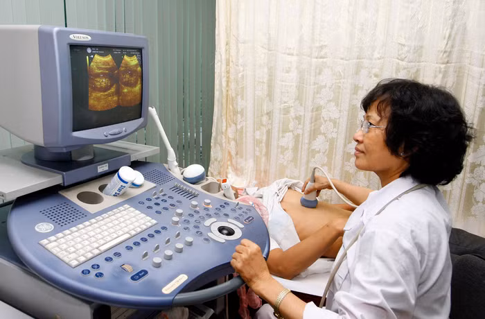 Hơn 13.400 thẻ BHYT tặng người khó khăn qua Chương trình của BHXH Việt Nam đã giúp người dân có cơ hội khám chữa bệnh. Ảnh minh họa: Tùng Dương.