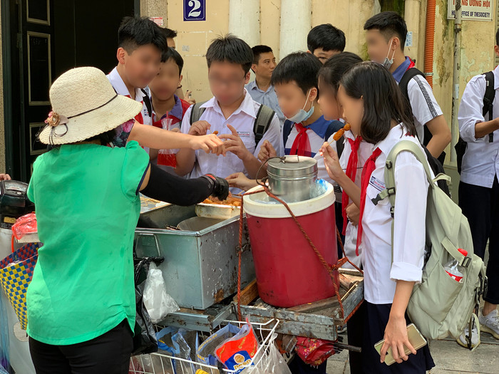 Hàng rong cổng trường tại góc phố Ngô Thì Nhậm - Hàm Long, Hà Nội. Ảnh: Tùng Dương. Hàng rong cổng trường tại góc phố Ngô Thì Nhậm - Hàm Long, Hà Nội. Ảnh: Tùng Dương.