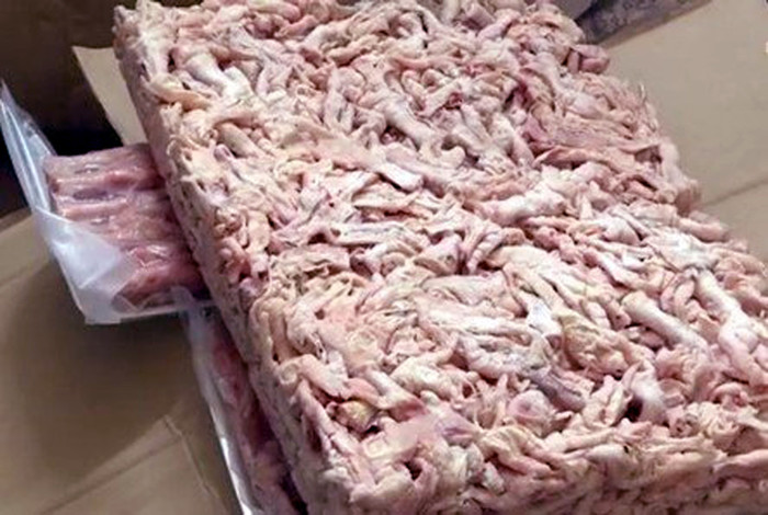 Tại thời điểm kiểm tra kho hàng có chứa nhiều thực phẩm như chân gà, đùi gà, phao câu gà, xương chân gà…đông lạnh không bảo đảm an toàn vệ sinh thực phẩm. Tại thời điểm kiểm tra kho hàng có chứa nhiều thực phẩm như chân gà, đùi gà, phao câu gà, xương chân gà…đông lạnh không bảo đảm an toàn vệ sinh thực phẩm.