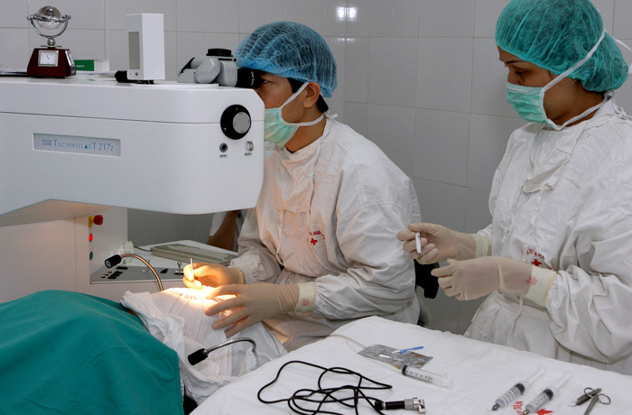 Rà soát, sửa đổi, bổ sung, khắc phục những bất cập về định mức kinh tế kỹ thuật của các dịch vụ y tế, trong đó quy định rõ mức bắt buộc phải tuân thủ, bảo đảm kiểm soát chất lượng dịch vụ y tế và quyền lợi của người tham gia BHYT, cơ sở khám chữa bệnh, tránh gây thất thoát, lãng phí quỹ BHYT. Ảnh minh họa: Tùng Dương. Rà soát, sửa đổi, bổ sung, khắc phục những bất cập về định mức kinh tế kỹ thuật của các dịch vụ y tế, trong đó quy định rõ mức bắt buộc phải tuân thủ, bảo đảm kiểm soát chất lượng dịch vụ y tế và quyền lợi của người tham gia BHYT, cơ sở khám chữa bệnh, tránh gây thất thoát, lãng phí quỹ BHYT. Ảnh minh họa: Tùng Dương.